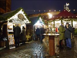 Einen Glühwein auf dem kleinen Weihnachtsmarkt (Glöck)