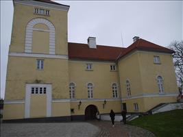 Da geht es rein. Am Anfang gab es nur einen Wehrturm mit Palisaden