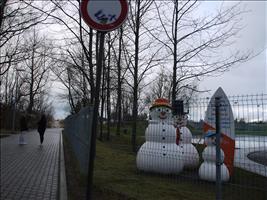 Schneemänner und Strand gehört in Lettland immer zusammen.