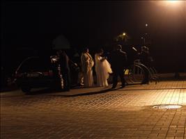 Abends am Hotel eine Hochzeit! Kommen im Auto angefahren, machen Fotos und werfen Dinge ins Wasser?!