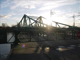 Ach was, ist tatsächlich eine Drehbrücke