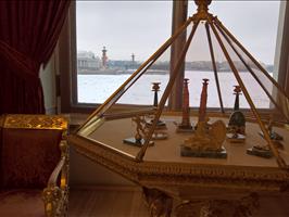 Ein typisches Panorama für Sankt Petersburg... Blick aus dem Winterpalast auf die historischen Leuchttürme (die nie leuchten)