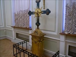 Ein originales Altarkreuz. Die alten Sachen sehen bei weitem nicht so strahlend und perfekt aus wie die heutige glänzende Pracht.