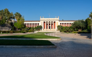 Deutlich aufgeräumter vor dem archäologischen National Museum