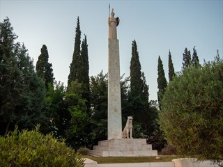 Da haben wir die Ordnungsmacht aus antiken Zeiten. Die Göttin Athene