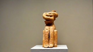 Frau mit Kind (ohne Kopf)