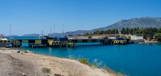 Damit Schiffe passieren können, kann die Brücke ins Wasser abgesenkt werden