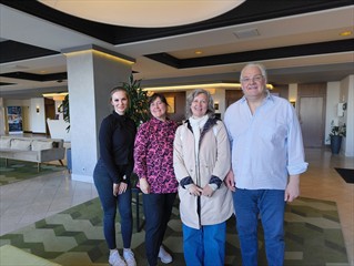 Gunita mit Schwester aus der Familie Franzkewitsch