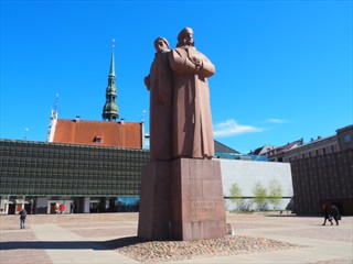 Die lettischen Schützen sovijetischer Bauart (mit Stern an der Mütze)