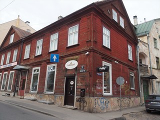 Kaffee fassen in diesem schönen lettischen Holzhaus