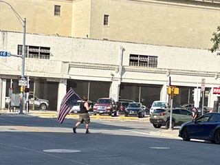 O-Ton: <i>Die National Guard von Texas ist auch in der Stadt, weil es heute ein paar Anti ICE <a href="/Content/news\Texas/WP_8b40a89e-06.mp4">Proteste</a> gab</i>