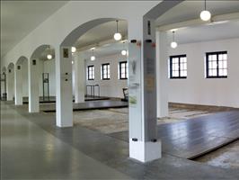 Das hier ist das Häftlingsbad. Gaskammern gab es keine in Dachau. Hier kam Wasser aus der Leitung. Aber man hat es später zu Folterzwecken angepasst