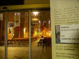 Ein Blick in die Petrikirche (lett. 'Svētā Pētera baznīca'). Es gibt deutschen Gottesdienst. Russlanddeutsche sind auch willkommen