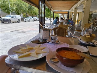 Unterwegs ein Snack in Écija. Salmorejo und Queso Manchego