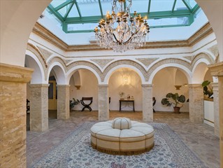 Ein prächtiges Hotel. Erheblich günstiger als jede Touristenburg an Mittelmeer-Strand!