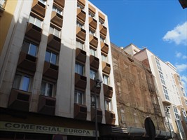 "Modernes" neben einer Potemkinschen Fassade
