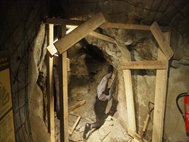 ... das man hier Schutzräume gegen Fliegerbomben gegraben hat