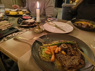 Dann: Lecker mit Garlic Bread, Lamb und Carp