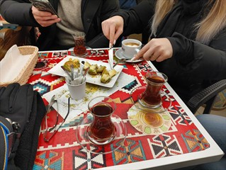 Bei der Kälte heisser Tee im Glas voll der Bringer