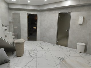 Aber in diesen osteuropäischen Länder ist es üblich das man eine Sauna mit einer Gruppe stundenweise mietet. 