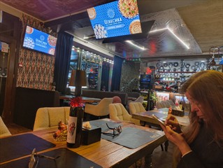 Coming soon steht da. Aber noch ist man Georgisch. Nur den Grill haben sie schon abgeschaltet