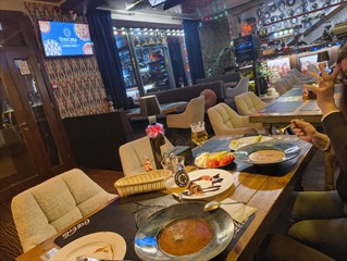 Erwarteterweise ist hier trotzdem alles lecker. Mit Bortsch... ukrainischen natürlich!