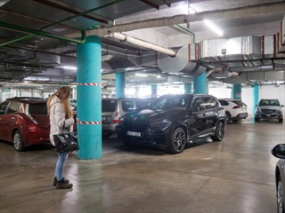 Vera hat Wimpern-Termin. Wir holen sie im Einkaufszentrum ab