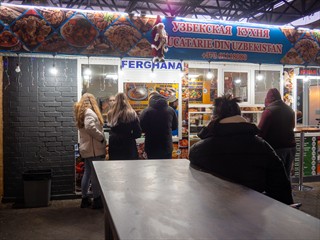 Vera und Bob wollen sich unbedingt etwas beim Usbeken einwerfen