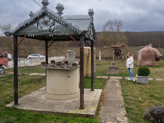 Brunnenhaus mit Blechverzierungen