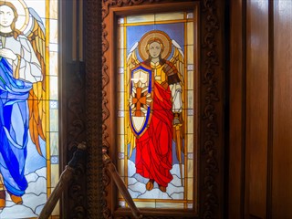 Aber auch hier sind die Heiligen bewaffnet. So wie in Francos Gruft, im Tal der Helden