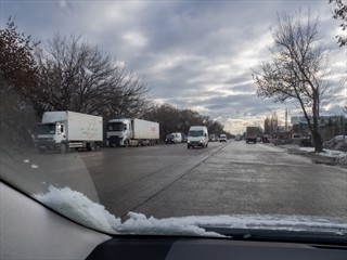 Ellenlange Schlangen von parkenden Lastern