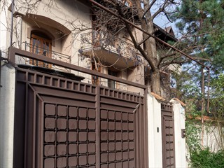 Weintrauben hängen am Balkon