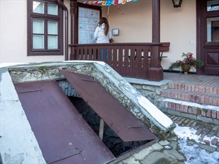 Keller im Innenhof. Aber das nicht "sein" Keller